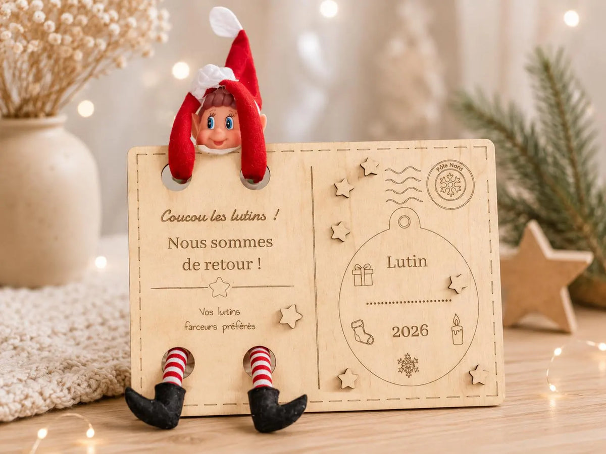 Carte postale en bois personnalisée – L’arrivée du lutin farceur