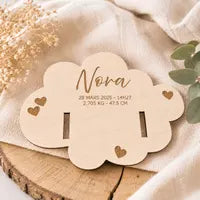 Support bracelet de naissance personnalisé en bois – Nuage gravé