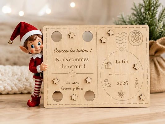 Carte postale en bois personnalisée – L’arrivée du lutin farceur